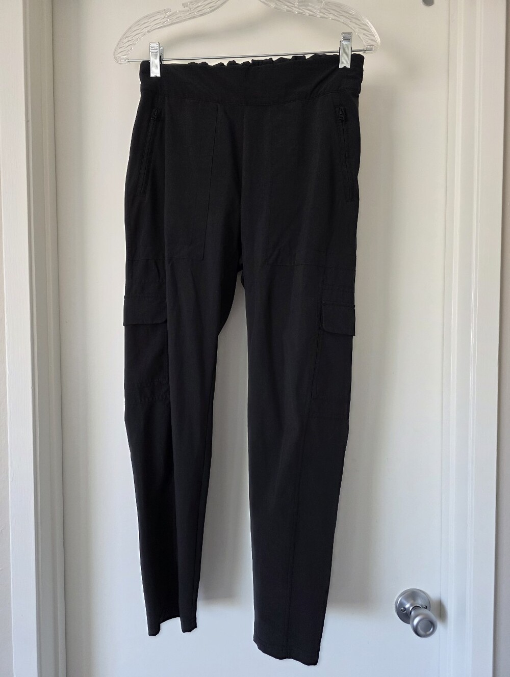 Athleta Women's Black Cargo Pull-On Pants Elastic Waist Zip Pocket Size 6 Light